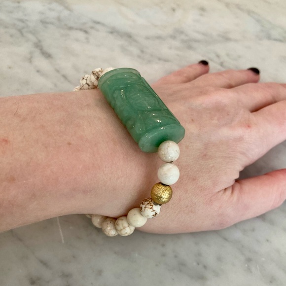 Carved Jade and Howlite Beaded Bracelet - Picture 4 of 13